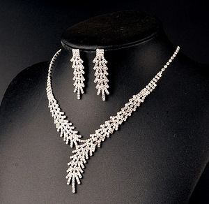Колье с серьгами (2 фото из 5)