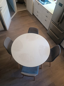 Müüa ümmargune laud koos toolidega (1 foto / 3)