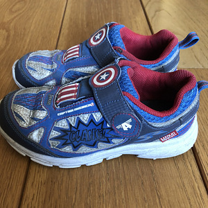 Vilkuvad Captain America nahast tossud 32.5 (2 foto / 3)