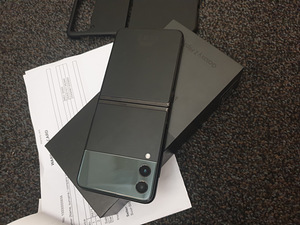 Samsung Galaxy Z Flip 3 256Gb Black (1 foto / 2)