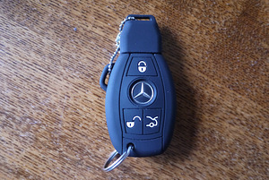 Uus Mercedes-Benz silikoonist võtmekohver (3 foto / 4)