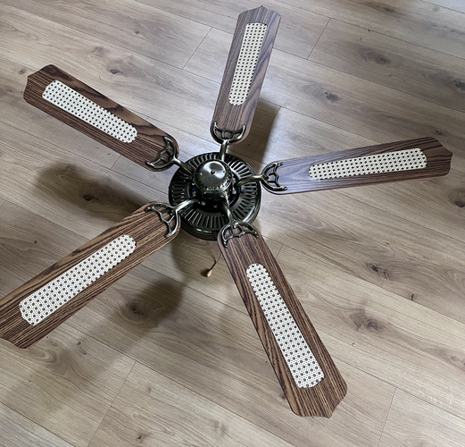 Suuremapoolne ja mitme erineva kiirusega laeventilaator, 130
