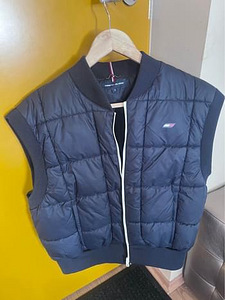 Uus Tommy Hilfigeri vest, S suurus