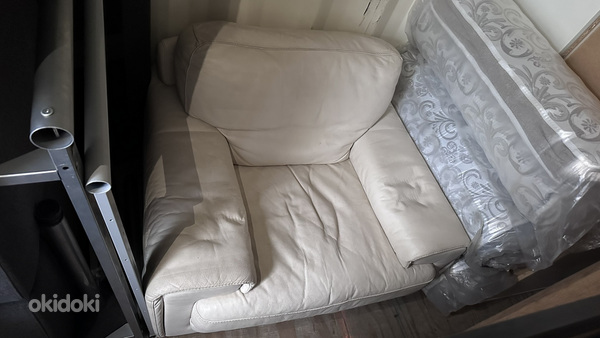 Качественный кожаный диван с креслом (фото #4)