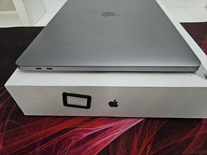 MacBook Pro 16” intel I7 32GB 2019 (8 foto / 9)