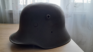 Немецкий шлем М16 времен Первой/Второй мировых воин.