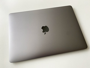MacBook Pro 13 2019 | i5 8GB 256GB Space Gray Touch Bar (2 foto / 6)