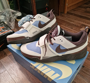 (47.5) Travis Scott x Nike Zoom Field Jaxx Leche Blue (1 foto / 8)