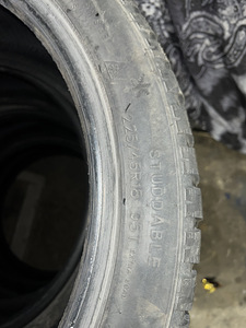 Зимние шины 225/45 R18 (2 фото из 2)