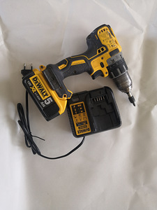 Dewalt аккумулятор+зарядка (2 фото из 2)