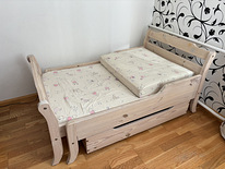 Раздвижная кровать из массива дерева