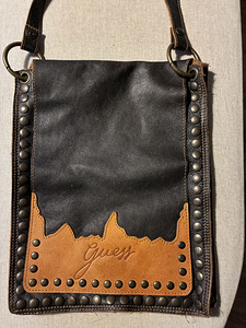Продается сумка Guess через плечо. Размеры: примерно 30x24x4см (2 фото из 5)
