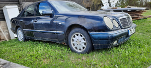 Mercedes-Benz E200 (2 foto / 4)