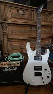 Электрогитара Jackson, комбоуселитель Marshall mg10g,кабель (1 фото из 4)