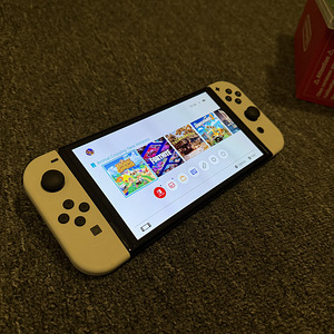 Nintendo Switch OLED + Animal Crossing (2 foto / 6)