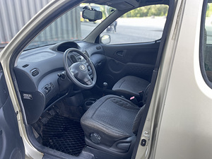Toyota Yaris verso (6 foto / 10)