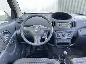 Toyota Yaris verso (7 foto / 10)