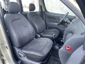Toyota Yaris verso (8 foto / 10)
