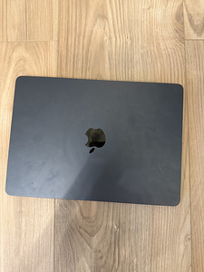 MacBook (3 foto / 4)