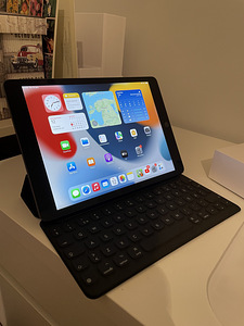 iPad 9 64 ГБ + волшебная клавиатура (1 фото из 5)