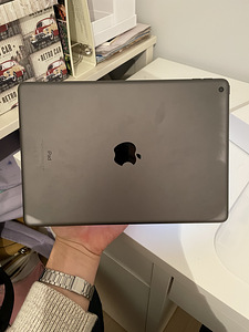 iPad 9 64 ГБ + волшебная клавиатура (3 фото из 5)