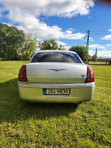 Chrysler 300C с газовым двигателем (9 фото из 10)