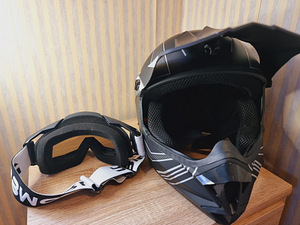 Мотоциклетный шлем с аксессуарами