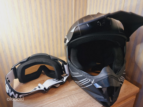 Мотоциклетный шлем с аксессуарами (фото #5)