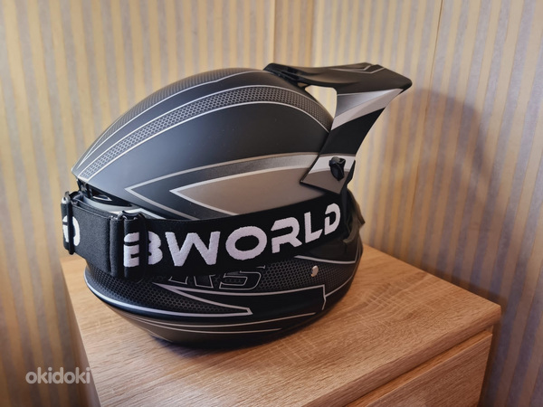 Мотоциклетный шлем с аксессуарами (фото #3)