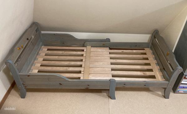 Детская кроватка и ящик для игрушек на колесиках (фото #2)