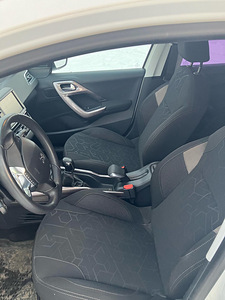 Peugeot 2008 1.2 60kW (8 foto / 15)
