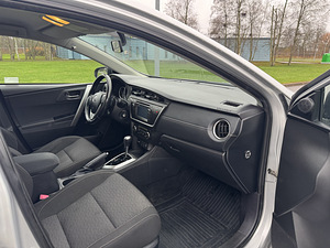 Toyota Auris 2014 (8 foto / 15)