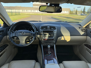 Lexus IS250 (12 фото из 15)