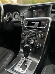 Volvo S60 2011 г. (9 фото из 12)