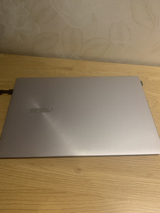 Продаю ASUS ZenBook 13 (OLED+HDR) (2 фото из 4)