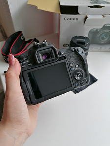 Peegelkaamera Canon 77D Kit komplekt (2 foto / 4)