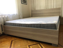 Серая кровать с матрасом