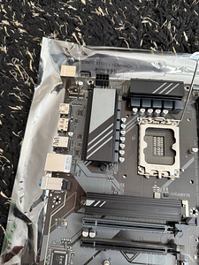 GIGABYTE B760 DS3H LGA 1700 DDR5 материнская плата (3 фото из 8)