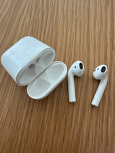 Apple AirPods 2 с зарядным чехлом (1 фото из 1)