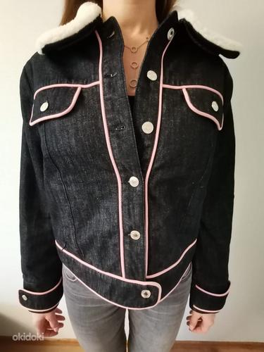 Moschino красивая джинсовая куртка с меховым воротником (фото #3)