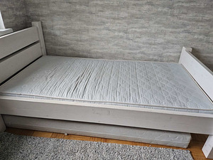 Кровать с матрасом (2 фото из 4)