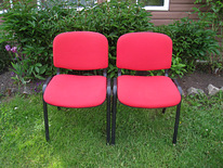 2 стула с красной тканью.