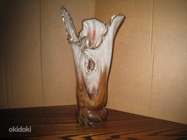 Ilus vaas, kõrgus 31cm.