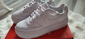 Nike vabaajajalatsid suurus 37.5 (1 foto / 4)