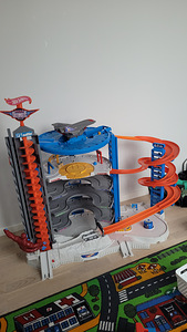 Hot wheels garage (3 foto / 7)