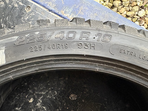 Michelin X-Ice North 8 225/40 R19 (7 foto / 8)
