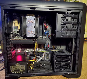 I7 @ 4.6ghz / GTX 1070 / 16 GB RAM / SSD + HDD / WIN 10 (2 foto / 8)