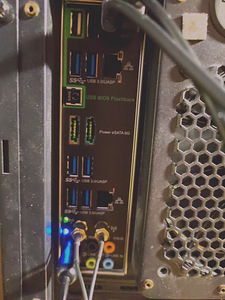 I7 @ 4.6ghz / GTX 1070 / 16 GB RAM / SSD + HDD / WIN 10 (3 foto / 8)