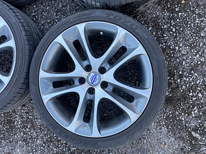 Оригинальные диски 5x108 Volvo с летними шинами (4 фото из 5)