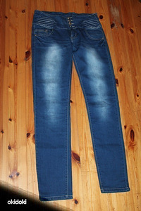 Новые красивые эластичные джинсы S-M